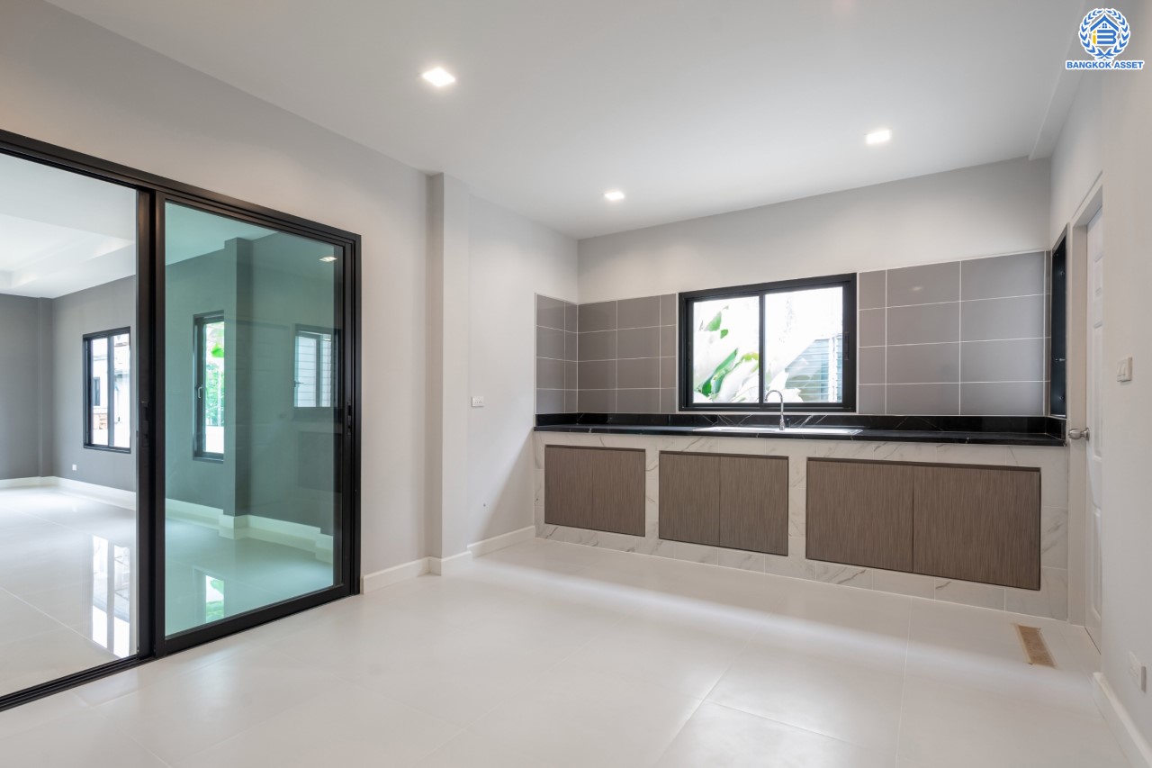 บ้านมือสองตกแต่งใหม่ ม.ราชพฤกษ์ บางบอน4 ตกแต่งหรูหรา ดีไซน์ Classic เนื้อที่ 100.5 ตร.ว. ฟังก์ชัน 3 ห้องนอน 4 ห้องน้ำ 1 ห้องแม่บ้าน จอดรถได้ 2 คัน พื้นที่สนามหญ้ากว้างกว่า 216 ตร.ม. บนทำเลศักยภาพ เชื่อมต่อหลายเส้นทาง ใกล้เดอะมอลล์บางแค จุดขึ้นทางด่วน "เพชรเกษม" และรถไฟฟ้าสายสีน้ำเงิน "สถานีหลักสอง"